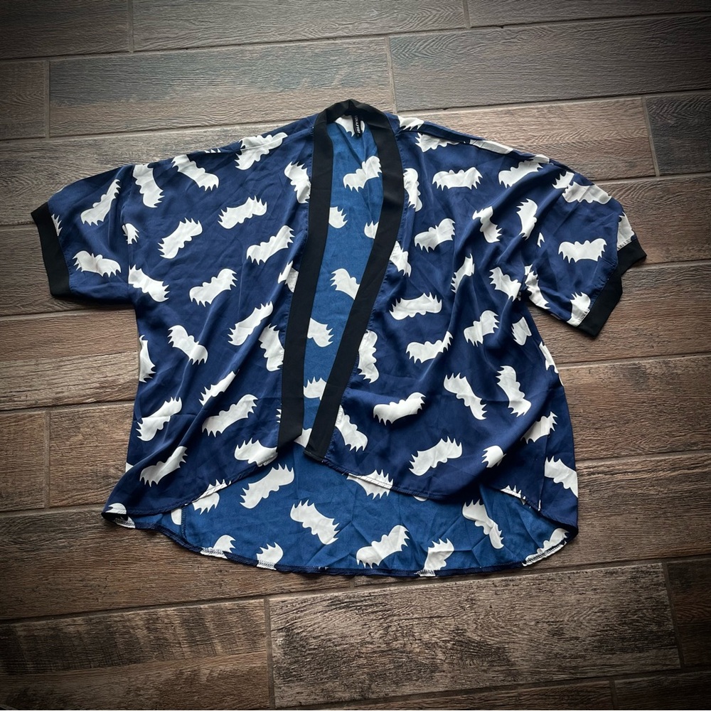 Vinafys Blue short Kimono with White Bat Pattern OS